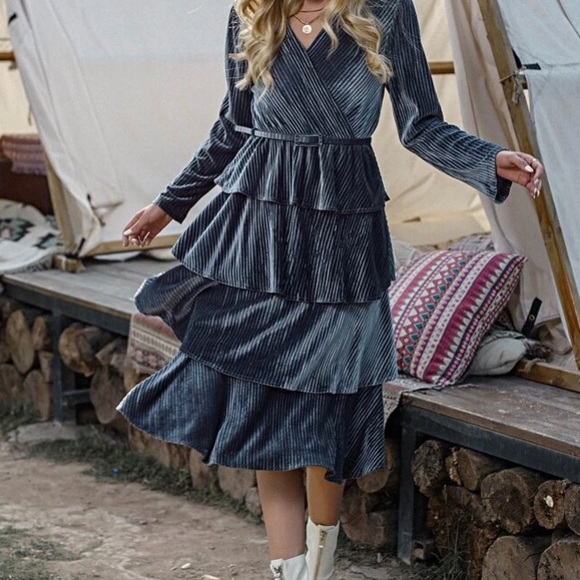 One size dress velvet tier navy blue belt included - Picture 2 of 4